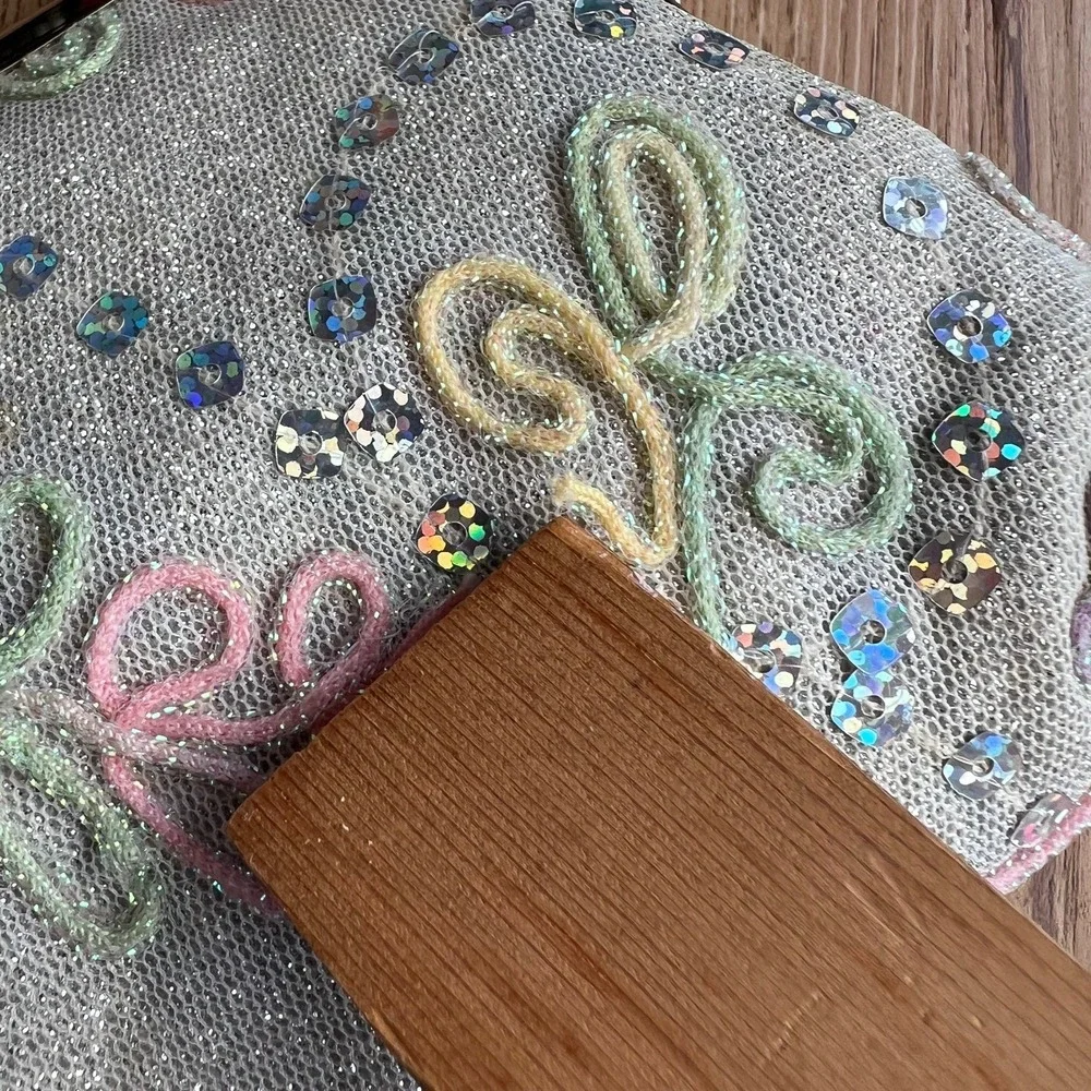 Vintage Anna Sui Y2K Pastel Embroidered Sequin Kiss-Lock Chain Clutch Purse Flor